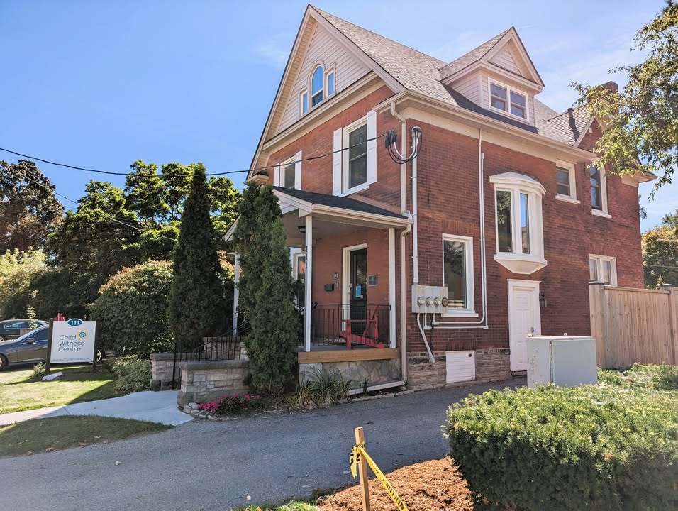 This past year, we were fortunate enough to connect with Child Witness Centre and tour their downtown Kitchener locations.